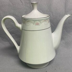 Coquille Teapot with lid 
by CROWN MING